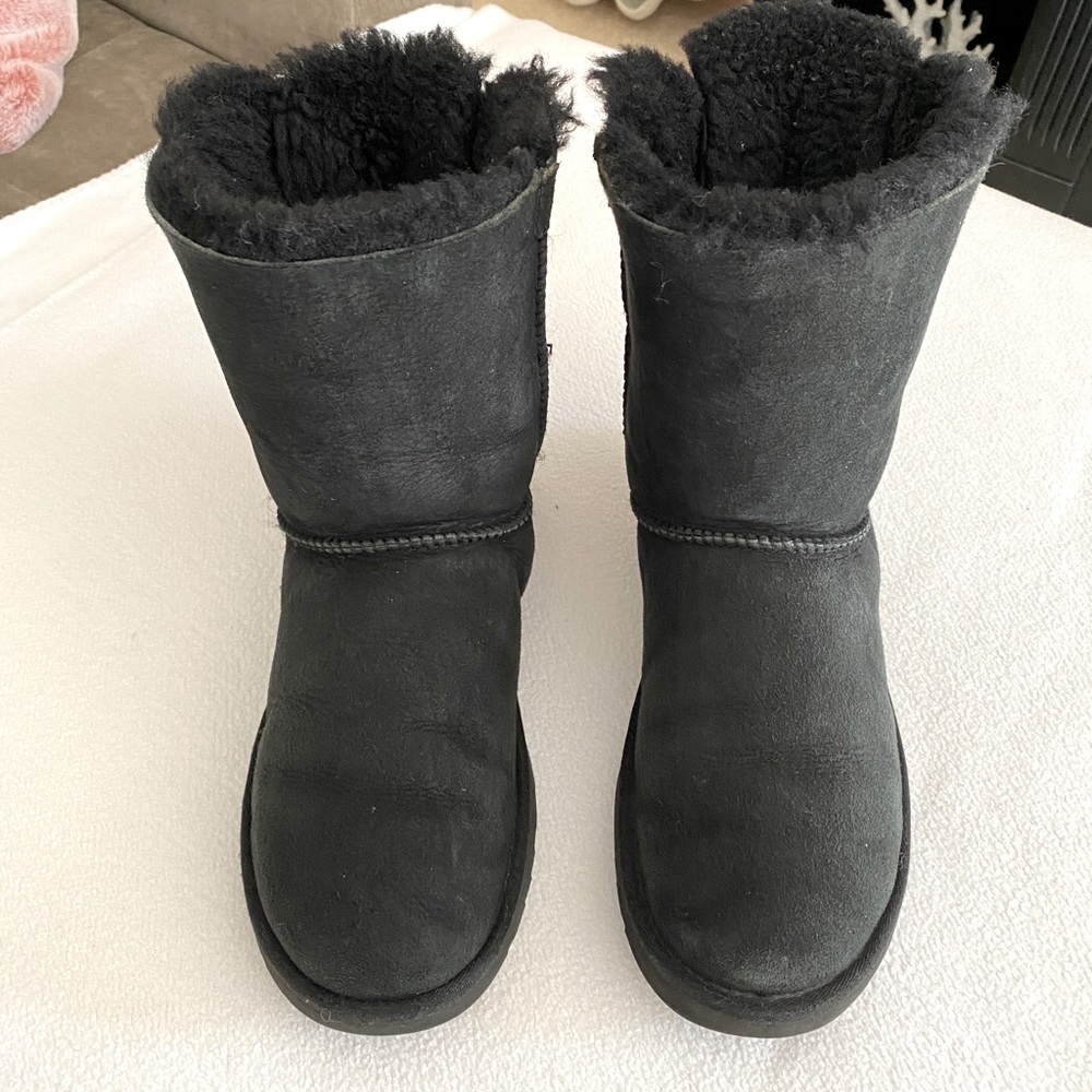 Ugh women’s size 8 black Bailey Bow.